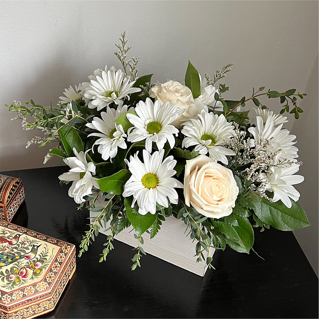 Fresh Linen Box Bouquet – Holtschlag Florist, Quincy IL